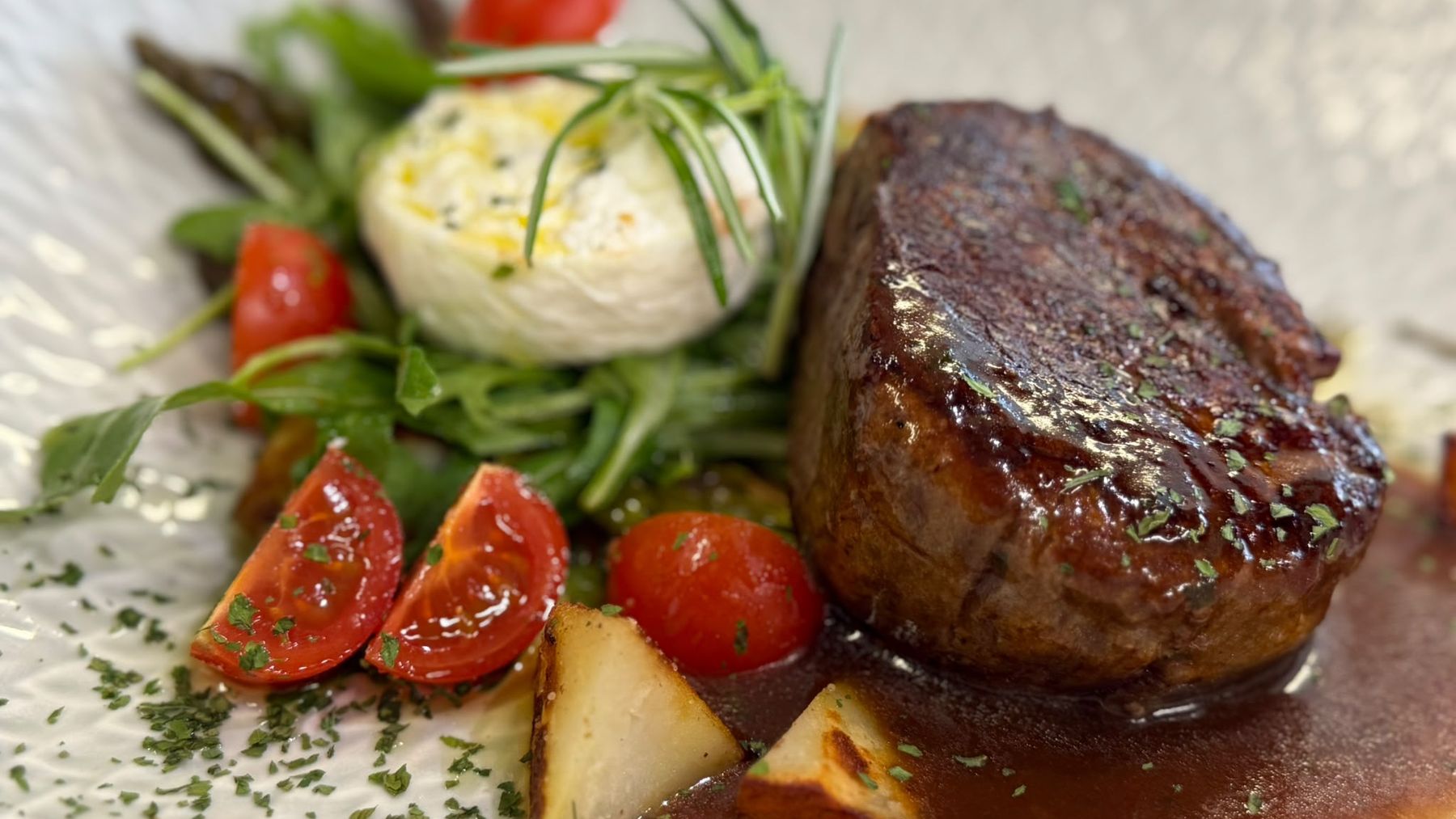 Beef fillet with burrata, tomatoes and rocket