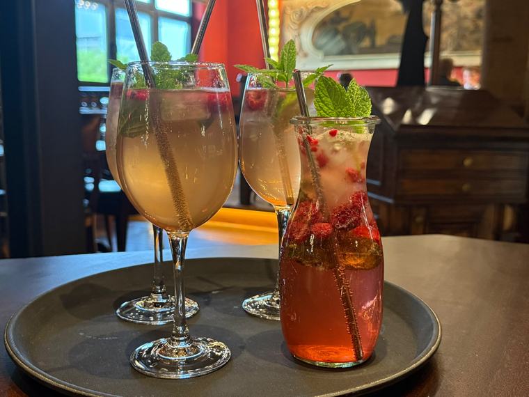 Spritz und Limonade auf dem Tablett