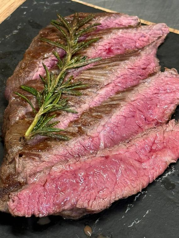 Aufgeschnittenes Flank Steak mit Rosmarin