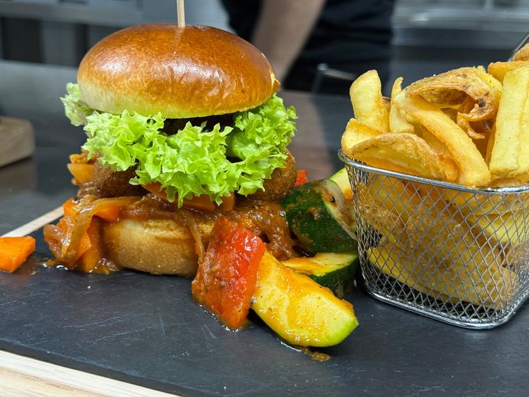 Burger mit Pommes