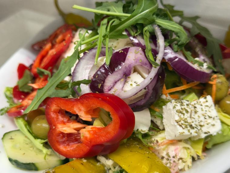 Bunter Salat mit Feta