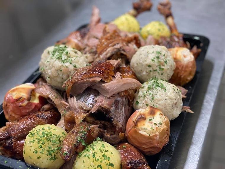 Grillplatte mit Knödeln für eine Feier