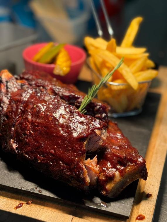 Glasierte Spare Ribs mit Pommes
