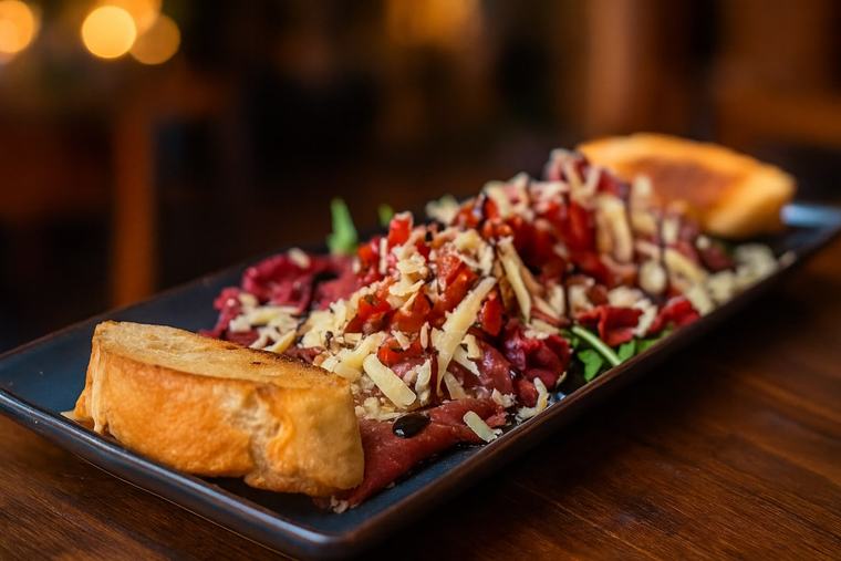Carpaccio mit geröstetem Brot