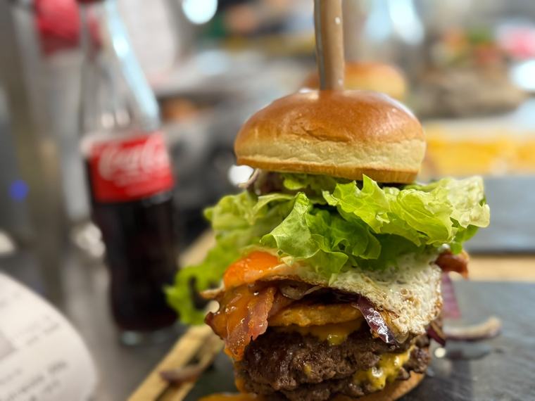 Burger mit Bacon und Käse