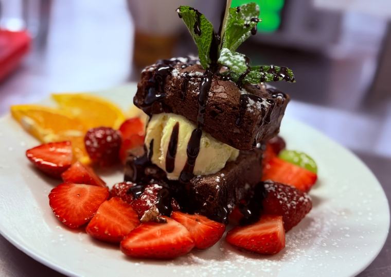 Schokoladendessert mit Vanilleeis und Erdbeeren