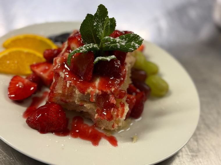 Dessert mit Erdbeeren und Orange