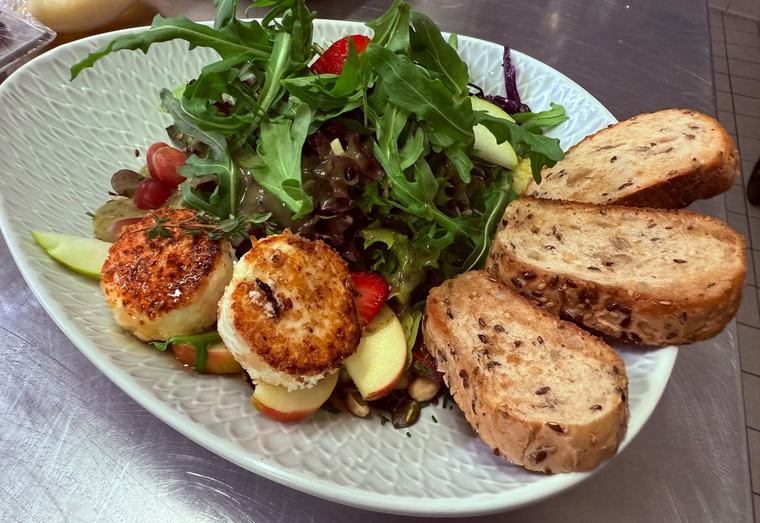 Salat mit gebratenem Ziegenkäse