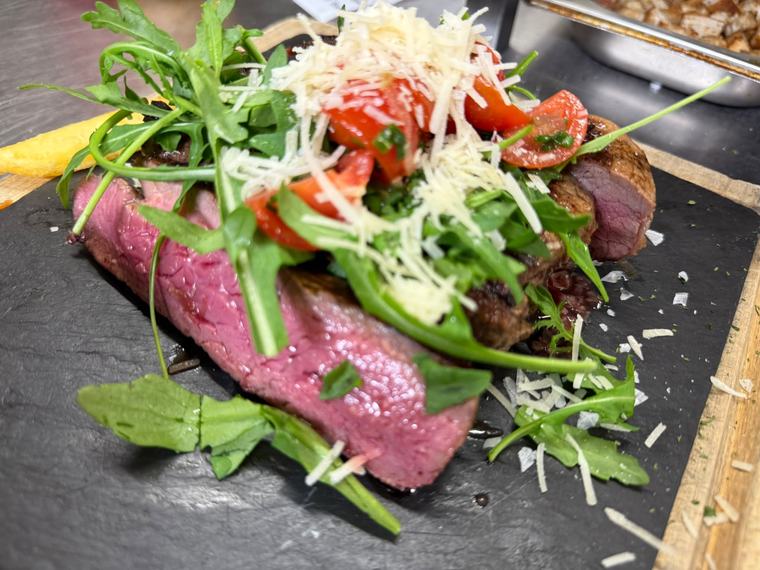 Rosa Roastbeef mit Rucola und Parmesan