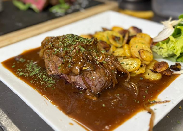 Zwiebelrostbraten mit Bratkartoffeln