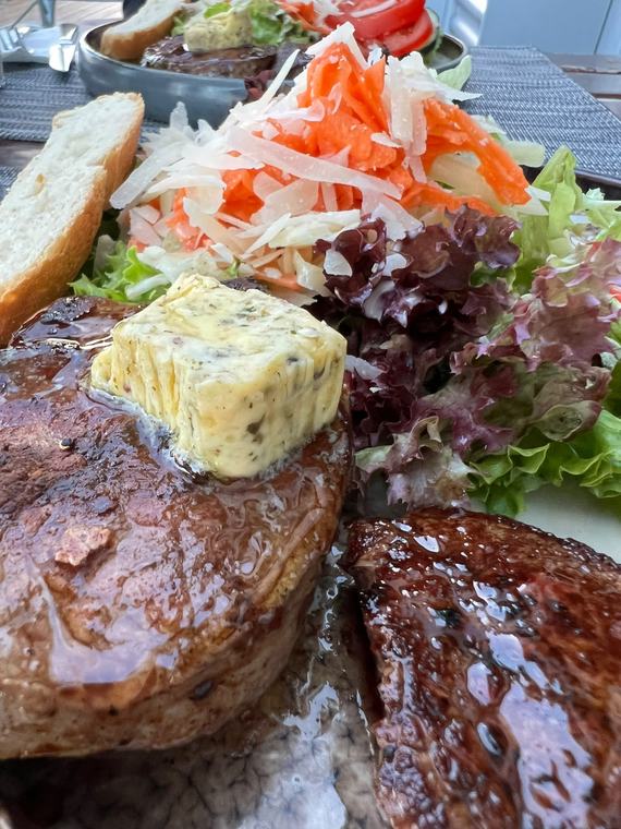 Steak mit Kräuterbutter und Salat